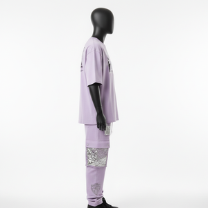 Conjunto de camiseta y pantalón cargo para hombre, mezcla de algodón grueso de 300 GSM, estampado gráfico lavanda, ropa urbana personalizada, conjunto de 2 piezas. - Product Image 3