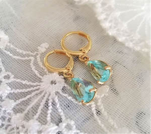 Boucles d'oreilles en laiton plaqué argent avec cristal bleu en forme de cœur, bijoux élégants et tendance - Product Image 1