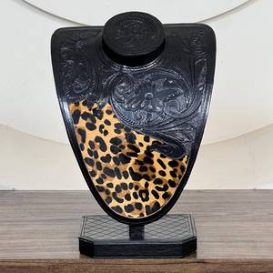 Soporte de exhibición de joyería de cuero repujado a mano Super Septiembre, busto para collares de piel auténtica con estampado de leopardo, expositor de mostrador para minoristas - Product Image 3