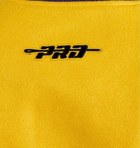 Chaqueta Varsity Personalizada de Lana Dorada para Hombre, Chaqueta Bomber con Mangas de Cuero Negro y Múltiples Parches, Chaqueta Letterman de Béisbol al por Mayor - Product Image 3