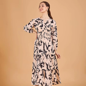 Robe midi cintrée et évasée à imprimé floral, col en V, manches trois quarts, longueur genou, coupe ample, taille naturelle - Product Image 1