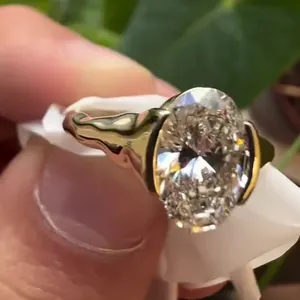 แหวนหมั้นมอสซาไนต์ทรงเจ้าหญิง ดีไซน์คล้ายเพชร เงินแท้ 925 ชุบทองคำเหลือง แบบวินเทจ ประดับเพชรแบบหนามเตย แหวนหรูหรา - Product Image 4