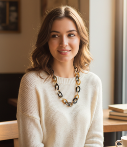 Cadena hecha a mano de estilo bohemio, de longitud media, con eslabones ovalados pulidos de cuerno de buey marrón y cuerno de búfalo negro, ideal para fiestas. - Product Image 2