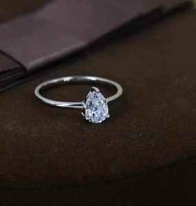 Anillo de Compromiso Clásico de 1 Quilate con Corte de Pera en Plata de Ley, Anillo con Circonita Cúbica en Forma de Gota - Product Image 1