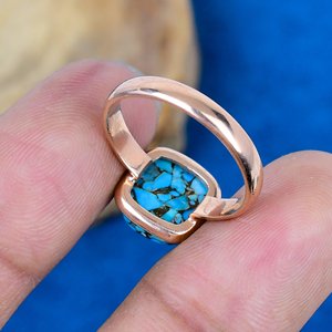 Bague artisanale en argent sterling 925 plaqué or rose avec pierre précieuse turquoise bleue en forme de coussin - Product Image 4