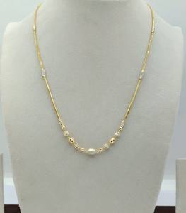 Collar de Oro Amarillo con Colgante de Rombo Texturizado y Detalles de Cuentas Intrincadas, Joyería Fina Sofisticada para Mujer - Product Image 1