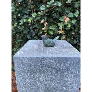 Escultura de Gorrion de Hierro Fundido, Adorno de Mesa con Acabado Verde Antiguo - Product Image 4