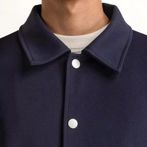 เสื้อแจ็คเก็ตวาร์ซิตี้สีน้ำเงินกรมท่าสำหรับผู้ชาย แขนเสื้อสีขาว สไตล์เพรปปี้ ทรงปกติ ปิดด้วยซิป ปกเสื้อพับได้ เหมาะสำหรับใส่ในฤดูใบไม้ร่วง - Product Image 4