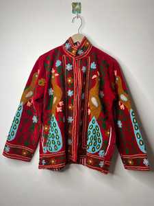 Veste en velours brodée Suzani, magnifiquement confectionnée à la main, motif paon, style bohème, manteau d'hiver par des artisans qualifiés en Inde. - Product Image 2