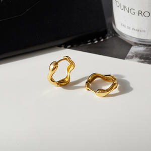 Boucles d'oreilles créoles ondulées épaisses en acier inoxydable plaqué or, tendance - Product Image 6