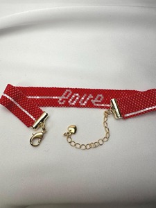 Bracelet perlé blanc avec broderie rouge 'Love', bijou fantaisie en plastique, cadeau personnalisé pour la Saint-Valentin - Product Image 5