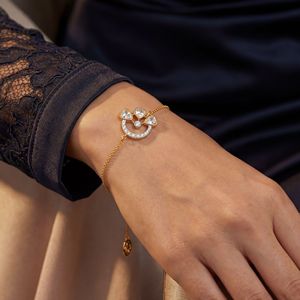 Bracelet en cristal floral plaqué or 18 carats de luxe pour femmes |   Bracelet à chaîne réglable avec breloque fleur élégante |   Mode tendance Weddi - Product Image 3