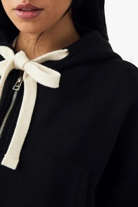 Sweat-shirt à capuche OEM pour femme, style streetwear, décontracté, à manches longues, coupe courte, avec cordon de serrage blanc et logo brodé - Product Image 2