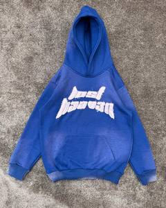 เสื้อฮู้ดดี้แบบสวมหัว 480 GSM ผ้าฝ้าย 100% ทรงโอเวอร์ไซส์ ล้างสีแบบแอซิดวอช พร้อมโลโก้แบบดิสเทรส จัดส่งรวดเร็ว - Product Image 1