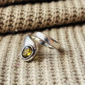 Anillo de latón geométrico con peridoto, chapado en plata, para mujer, con piedra preciosa, venta al por mayor - Product Image 5