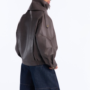Chaqueta Bomber de Cuero Sintético Texturizado Marrón Oscuro para Mujer, con Cuello Alto, Cierre de Cremallera y Cinturón, Estilo Oversize - Product Image 2