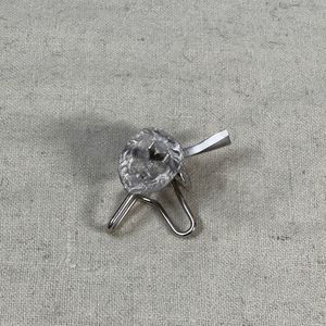 Estos broches o pines con cabeza de león en tono plateado son accesorios decorativos que se utilizan para realzar la ropa formal. Insignia para sombrero Shako. - Product Image 1