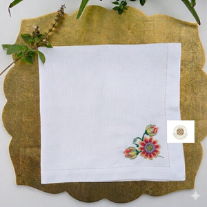 Serviette en lin avec broderie de chrysanthèmes, les surpiqûres détaillées ajoutent une beauté orientale raffinée aux arrangements de table. - Product Image 1