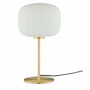 Lampe de table en aluminium doré de haute qualité de style mid-century en forme de pétale, design moderne pour la décoration du salon et de la table de chevet - Product Image 3