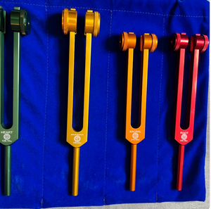 Ensemble de 8 diapasons lestés colorés pour chakras, thérapie sonore par fréquences Hz + pierres de cristal et semi-précieuses. - Product Image 4