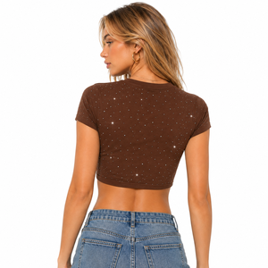 T-shirt court marron scintillant personnalisé orné de strass pour femme, coupe ajustée, manches courtes, col rond, style Baby Tee, haut de luxe glamour OEM en gros - Product Image 2