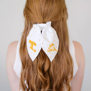 Lazo para el pelo con cuentas Rojas Scrunchie con texto de Cajuns y bordado de flor de lis accesorio deportivo decorativo hecho a mano para el cabello para niñas - Product Image 6