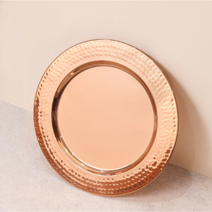 Assiette de service ronde en cuivre martelé, design moderne, faite à la main, pour la décoration de table, mariages, hôtels, fêtes - Product Image 3