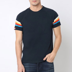 Camiseta de Manga Corta Azul Marino para Hombre, Cuello Redondo, Casual, con Ribete a Rayas en Contraste, Corte Regular, Tejido de Punto - Product Image 3