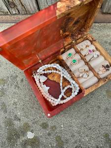 Boîte à bijoux artisanale en résine époxy avec incrustation en bois, finition rouge, rangement artistique pour bagues et colliers, organisateurs de rangement en résine - Product Image 5