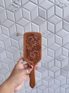 Cepillo para el Cabello de Cuero y Madera Hecho a Mano con Diseño Minimalista Moderno y Patrón Tejido, Forma Rectangular, para Uso Diario, Moda 2026 - Product Image 1