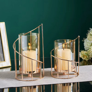 Ensemble de bougeoirs géométriques dorés élégants avec des cadres incurvés et des coupelles en verre ambré pour des accents de table modernes - Product Image 6
