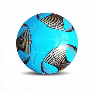 Ballon de football léger avec logo personnalisé et construction cousue à la machine - Product Image 3