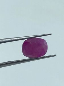 Pierre précieuse naturelle de qualité supérieure, de couleur rose violacée, taillée en forme ovale, 3,85 carats - Product Image 3