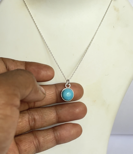 Collier pendentif solitaire en pierre de lune arc-en-ciel de 5 mm, certifié IGI, de qualité supérieure, serti clos, fait main en argent sterling, avec chaîne de 18-20 pouces - Product Image 4