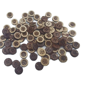 Botones de cáscara de coco ecológicos de 4 agujeros de alta calidad Stock al por mayor de botones naturales de Vietnam - Product Image 1