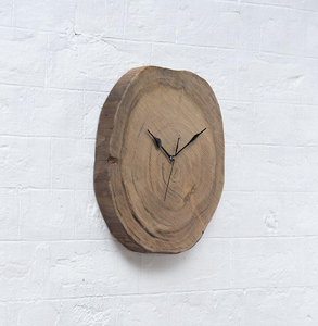 Horloge murale en bois naturel irrégulier, design rustique avec anneaux d'arbre, horloge analogique à quartz avec aiguilles noires - Product Image 2