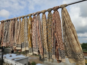 Paréo en coton imprimé à la main indien avec bordure Zari, idéal pour la plage et les centres de villégiature, grande taille, style bandeau, vente en gros - Product Image 4