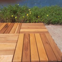 Plancher en acacia brossé carré, étanche et technique, à emboîtement moderne, pour balcon extérieur, terrasse ou bord de piscine
