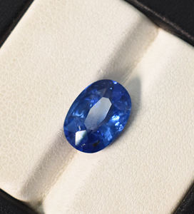 Saphir bleu royal naturel du Sri Lanka de 4,40 carats, 11,5 x 8 x 5,5 mm, pierre précieuse non montée - Product Image 3