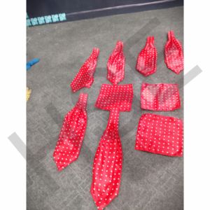 Pièces de tissu en satin rouge à pois prédécoupées sur mesure pour la fabrication de cravates et d'accessoires - Product Image 2