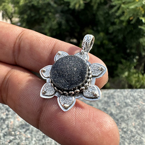 Pendentif en titane noir serti clos, 3 grammes, en argent sterling 925, avec corail naturel vintage, unisexe, pour femme, de Sobiz Designs, vente en gros - Product Image 1