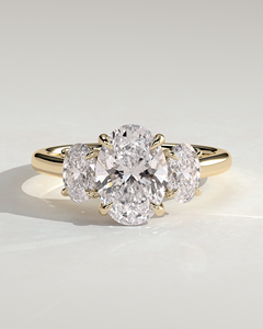 Anillo de Compromiso de Diamantes de Corte Ovalado en Oro Amarillo de 10K/14K/18K para Mujer, con Tres Piedras Cultivadas en Laboratorio, Certificadas por IGI, Estilo Clásico de Lujo - Product Image 1