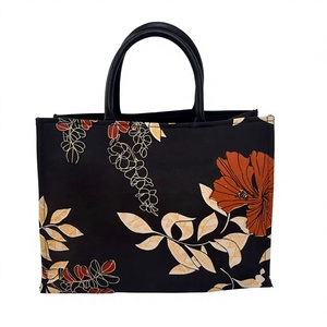 Bolso de mano negro con estampado floral hecho a mano en India - Product Image 1