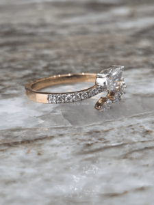 Bague ouverte classique bicolore en diamant de laboratoire taille poire 0,69 ct certifiée IGI, en or 14 carats sertie pavé, bijoux de luxe pour femme - Product Image 4