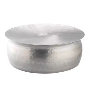 Table basse vintage dorée martelée à plateau circulaire et piétement sur pied, très demandée pour studio ou suite - Product Image 6