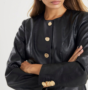 Blazer en cuir PU pour femme, col rond, manches longues, simple boutonnage, couleur unie, veste d'automne avec boutons dorés - Product Image 2