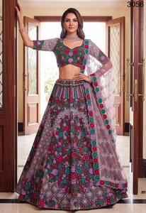 Ensemble Lehenga Choli en soie brodée pour femme, avec dupatta en résille à motifs floraux et travail miroir, tenue de mariage et de fête - Product Image 1