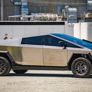 Tesla Cybertruck, pick-up électrique de luxe, longue portée, batterie haute capacité, moteur puissant, technologie intelligente, charge rapide - Product Image 4