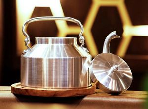 Bouilloire en acier inoxydable durable pour faire bouillir de l'eau, du thé ou du café, avec une poignée confortable et une finition longue durée - Product Image 5