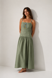 Robe midi en lin vert sauge pour femme avec broderie florale et fines bretelles - Product Image 3